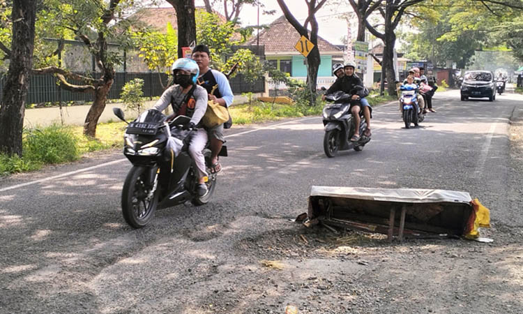BAHAYAKAN PENGENDARA: Jalan berlubang di ruas jalan Pandaan - Beji TKP laka lantas, di Desa Sumberrejo, Kecamatan Pandaan.