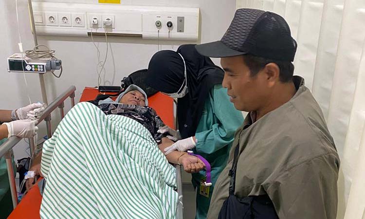 DIRUJUK KE BANGIL: Salah satu korban rombongan wisata Kecamatan Prigen yang kecelakaan di Salatiga saat dirawat di RSUD Bangil, (1/6).