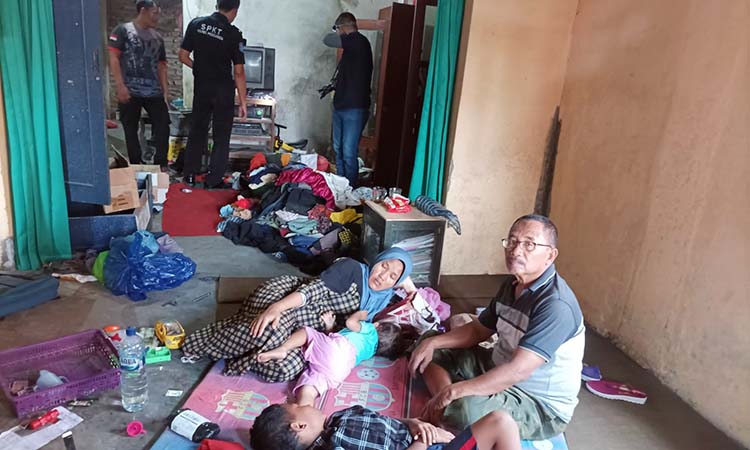 ACAK-ACAKAN: Polisi melakukan olah TKP di rumah Nurul Fatah di Desa Bago, Kecamatan Besuk, Kabupaten Probolinggo yang dirampok, Minggu (1/6) dini hari.