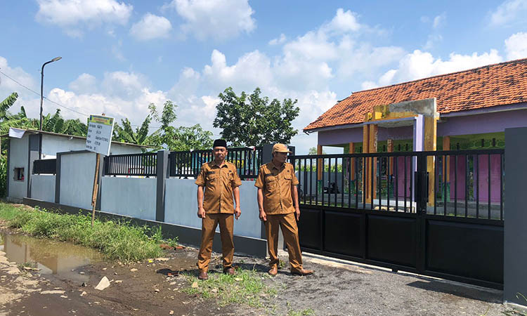 KOKOH: Kasi Pelayanan Desa Pohsangit Lor, Nemoh (kanan) dan Sekretaris Desa Pohsangit Lor, Wagiono (kiri) di lokasi pembangunan pagar TK Mawar Putih, Desa Pohsangi
