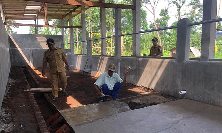 KETAHANAN PANGAN: Pemerintah Desa Pohsangit Tengah di lokasi kandang sapi untuk ketahanan pangan di Dusun Klompang, Desa Pohsangit Tengah, Kecamatan Wonomerto