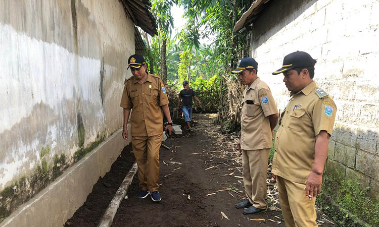 MULUS: Kepala Desa Pohsangit Tengah, Sunarto (paling kanan) di lokasi pavingisasi Dusun Klompang, Desa Pohsangit Tengah, Kecamatan Wonomerto.
