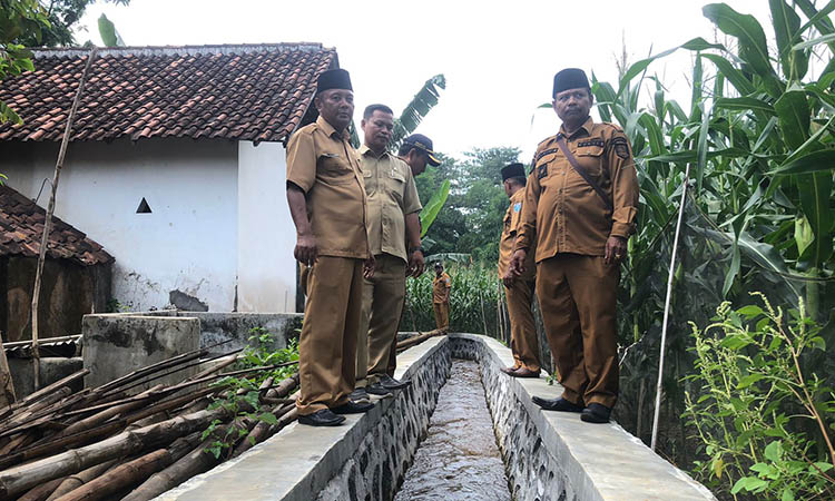 LANCAR: Perangkat Desa Pohsangit Ngisor saat di lokasi pembangunan irigasi di Dusun Krajan, Desa Pohsangit Ngisor, Kecamatan Wonomerto.