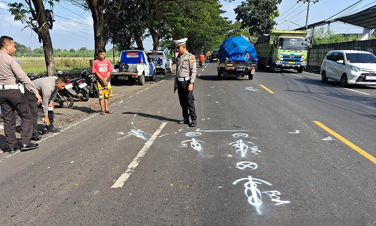 OLAH TKP: Petugas kepolisian saat melakukan olah TKP atas kecelakaan yang merenggut nyawa Mohammad Atim, 42, warga Dusun Luwung, Desa Beji.