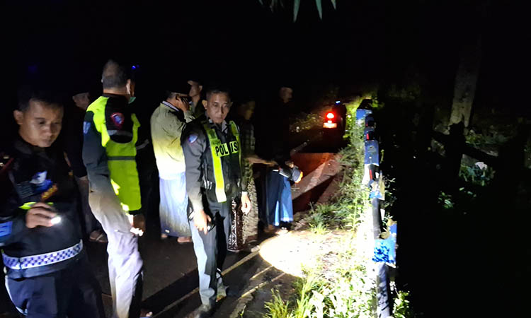 CARI: Petugas saat mengecek lokasi tempat korban jatuh. Kecelakaan itu membuat satu remaja meninggal dunia.