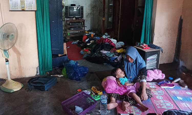 MASIH DISELIDIKI: Kondisi rumah Nurul Fatah di Desa Bago usai dirampok, Minggu (1/6) dini hari lalu.