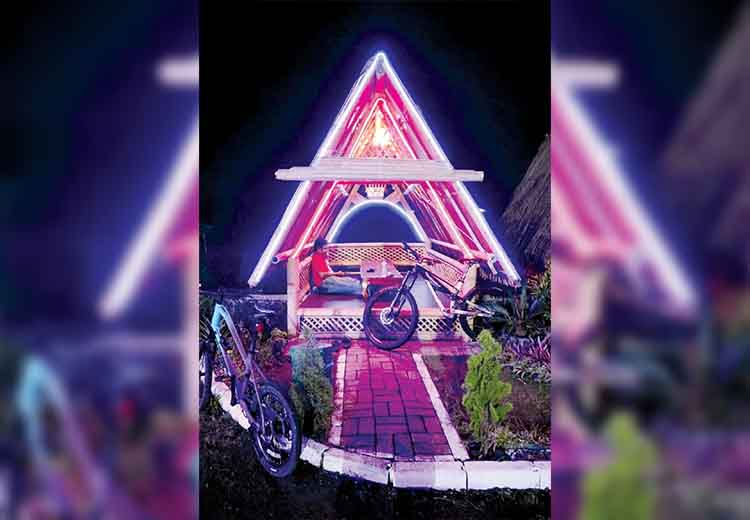 SANTAI: Salah seorang pengunjung tampak santai menikmati pemandangan alam di Kafe nyantol, Desa Clarak.