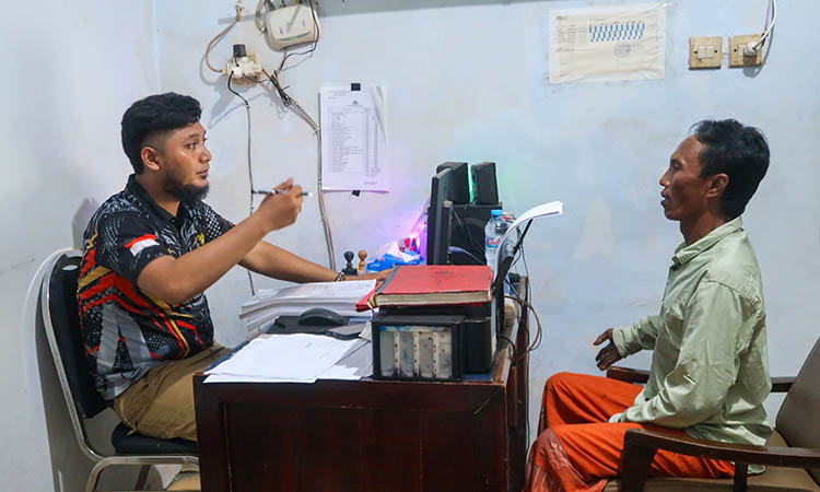 DIINTEROGASI: Penyidik kepolisian saat memeriksa Dul Hari yang diduga memasangi paku pada kendaraan pengunjung pesarean KH Hamid.