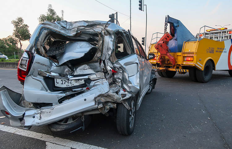 RINGSEK: Kendaraan yang ringsek usai insiden kecelakaan berdarah di simpang tiga exit Tol Purwodadi, Desa Parerejo, Kecamatan Purwodadi.
