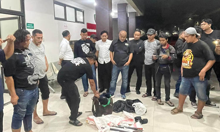 DIAMANKAN: Personel Jatanras bersama barang bukti yang diamankan dari para pelaku.