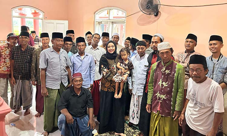 Dari titik ke titik, Dini Rahmania menyapa warga di Pasuruan-Probolinggo.