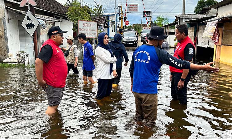 Dini Rahmania saat meninjau dan memberi bantuan korban banjir di Grati-Rejoso.