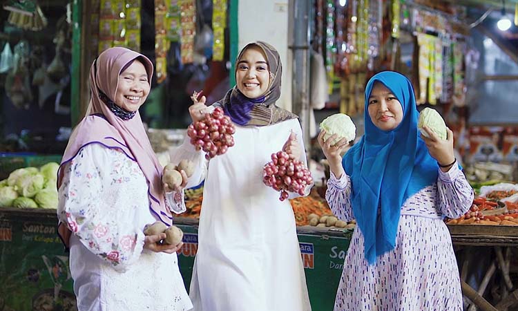 Dini Rahmania berpose bareng warga di pasar rakyat. Ia peduli petani dan dukung pertanian Probolinggo.