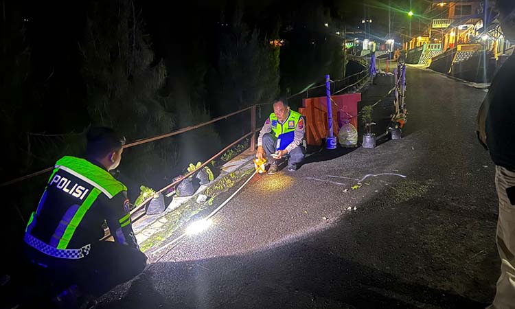 OLAH TKP: Anggota Satlantas Polres Probolinggo melakukan olah TKP di lokasi kecelakaan tunggal wisatawan di Desa Ngadisari, Kecamatan Sukapura, Kabupaten Probolinggo, Minggu (1/6) malam.