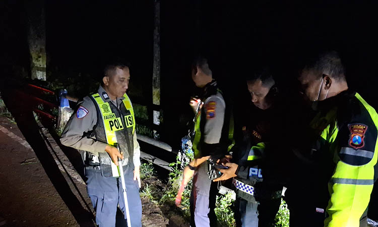 CEK LOKASI: Petugas kepolisian saat melakukan olah TKP di lokasi kejadian kecelakaan Minggu (1/6). Insiden itu, membuat seorang pemotor tewas.