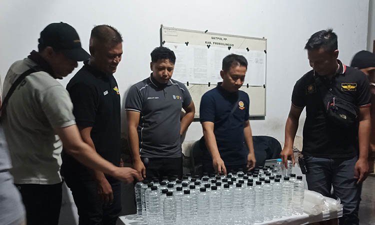 DISITA: Personel Satpol PP saat mengamankan miras beberapa waktu lalu. Setelah gencar merazia miras, aparat penegak perda juga akan mengawasi tempat potensi penyakit masyarak
