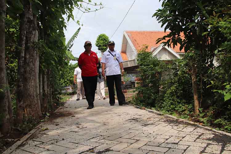 MULUS: Tim Monev Kecamatan Leces meninjau kondisi jalan di Dusun Krajan RT 03/RW 03, yang mulus setelah dipaving.