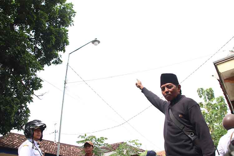 TERANG: Plt Kepala Desa Kerpangan Nanang Khosim menujukkan PJU yang sudah terpasang.