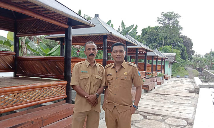 OPTIMISTIS: Kepala Desa Leces (Zainal Arifin) dan perangkat Desa Leces saat meninjau kafe sawah yang kini pembangunannya sudah capai 90 persen. Ditargetkan