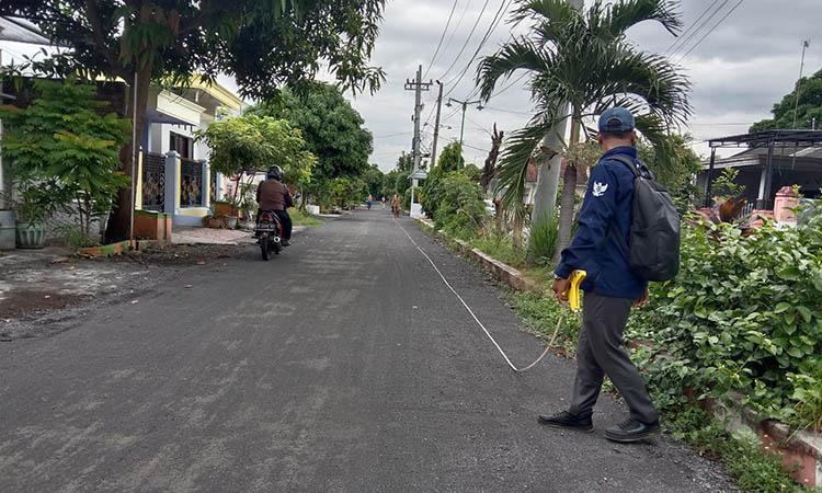LEBIH MULUS: Tim Monev Kecamatan leces dan perangkat desa saat meninjau lokasi Jalan di perumahan Leces yang sudah teraspal.