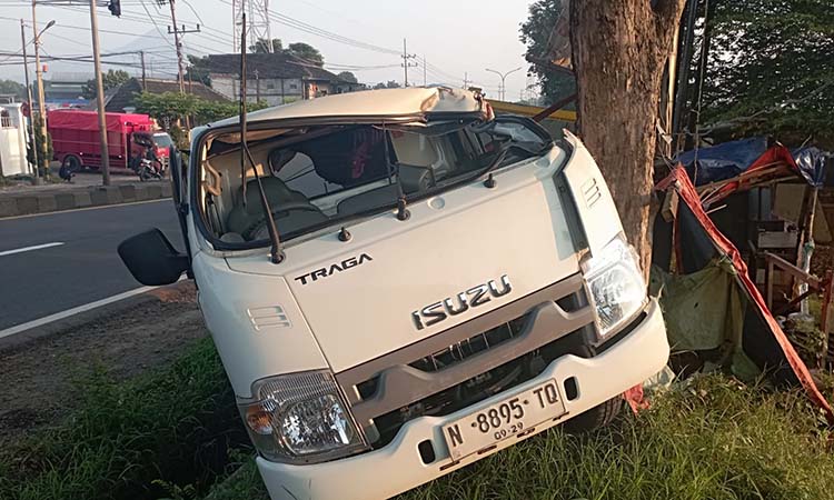 Kondisi Pikap Traga usai menabrak motor, warung dan tiang reklame usai ban meletus.
