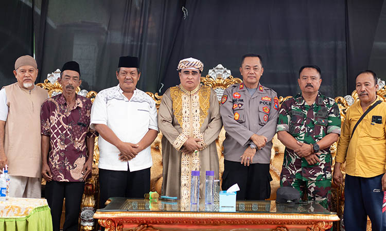 IKUT HADIR: Dimas Kanjeng Taat Pribadi (tengah).didampingi jajaran Muspika Gading. Nampak di sampingnya,  Kapolsek Gading, Danramil Gading, Kepala Desa Wangkal saat foto bersama sebelum menyerahkan ba