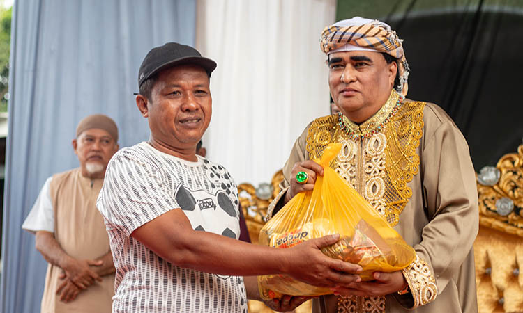 SOSIAL: Dimas Kanjeng secara simbolis menyerahkan santunan paket sembako dan daging kurban pada warga.