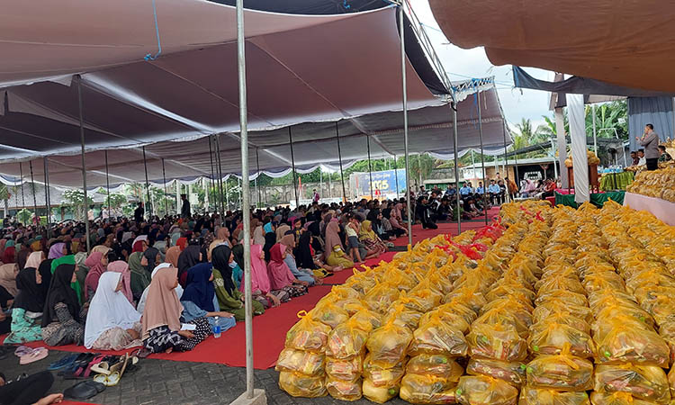 BANYAK: Sekitar 2.000 warga memadati halaman masjid Padepokan Dimas Kanjeng, untuk menerima daging kurban dan paket sembako.