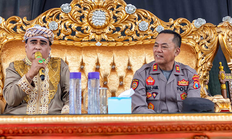 SALAM: Dimas Kanjeng Taat Pribadi memberikan sambutan acara pembagian daging kurban dan santunan paket sembako dalam rangka Hari Raya Idul Adha 1446.