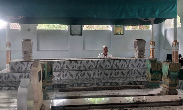 PANJANG: Makam Mbah Syarief Husein yang terbilang panjang. Sosok Mbah Syarief disebut-sebut sebagai Wali Allah.