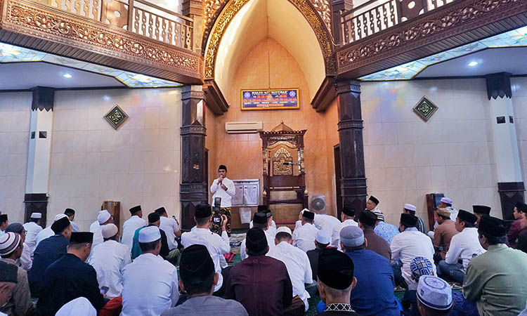 BERJAMAAH: Wali Kota Pasuruan H. Adi Wibowo, S.TP. M.Si saat Salat Idul Adha bersama masyarakat sekitar Masjid At Thoyyibah Jumat (6/6).