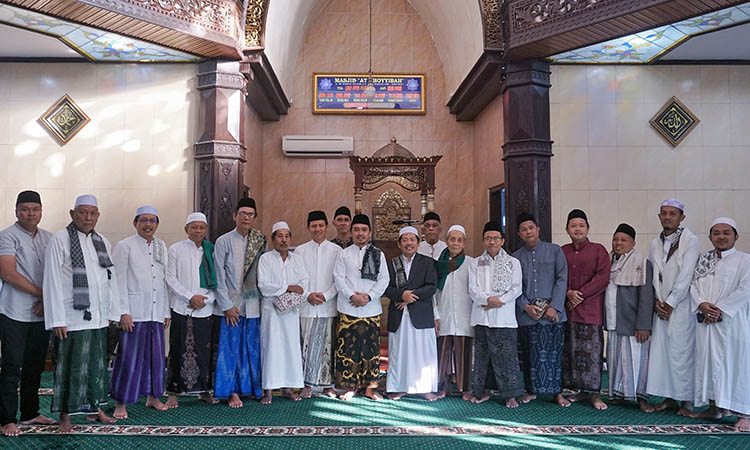 KOMPAK: Bersama jajaran Forkopimda, pengurus dan masyarakat sekitar Masjid At Thoyyibah.