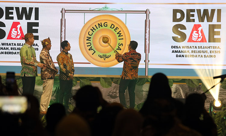 PUKUL GONG DIGITAL: Bupati Probolinggo Muhamad Haris saat melaunching Desa Wisata di malam Grand Final Kakang Ayu Kabupaten Probolinggo 2025. Ia didampingi ketua DPRD, Sekda dan Kepala Disporapar