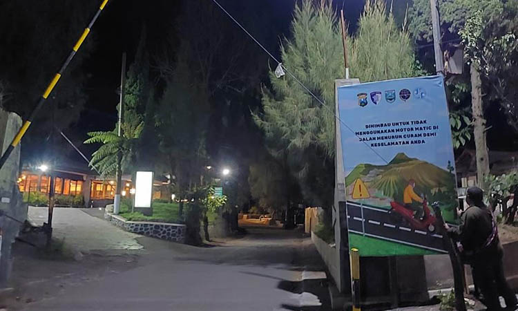 TEKAN LAKA: Dishub memasang banner larangan penggunaan motor matic di wilayah Kecamatan Sukapura menuju gunung Bromo.