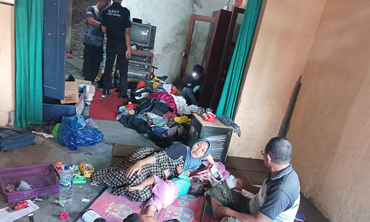 MASIH DIDALAMI: Kondisi rumah Nurul Fatah yang dirampok beberapa waktu lalu. Kasus ini masih diungkap polisi.