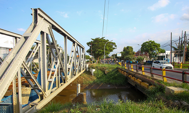KERAP MELUBER: Jembatan Buk Wedi dan rel perlintasan kereta api di Blandongan. Jembatan yang masuk ruas jalan nasional ini rencananya akan ditinggikan.