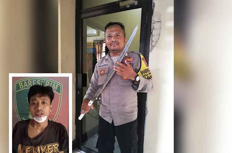 PEDANG: Anggota Polsek Pandaan menunjukkan sajam yang dibawa Mochammad Jilbaltar Firizmanda Rosyid.