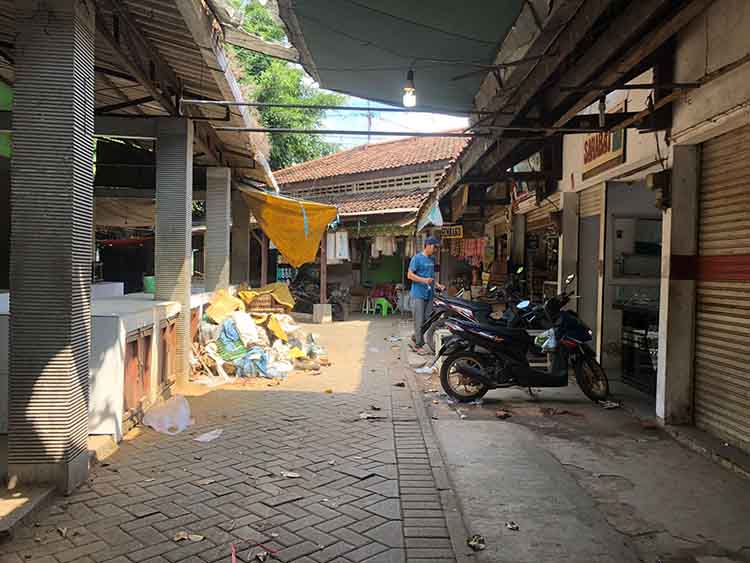 PASAR: Suasana Pasar Wonoasih, Kota Probolinggo, Minggu (8/6) siang.