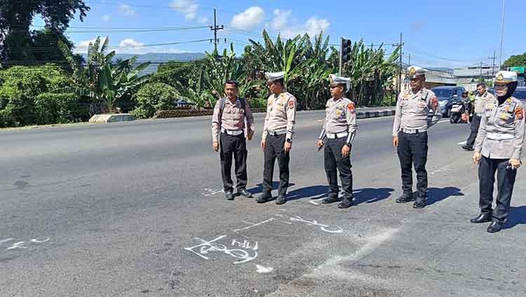 OLAH TKP: Tim TAA Polda Jatim bersama Unit Gakkum Satlantas Polres Pasuruan melakukan olah TKP kecelakaan maut di Simpang Tiga Exit Tol Purwodadi, Kecamatan Purwodadi.