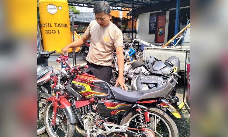 BARANG BUKTI: Motor RX King milik korban saat diamankan di Poslantas Pandaan.