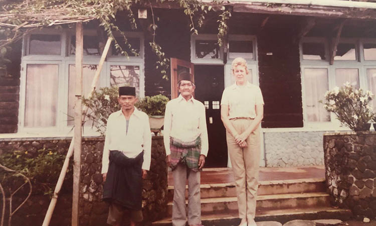 LAWAS: Seorang bule dengan masyarakat sekitar di Huis Oesede atau Vila Osede tahun 1985.