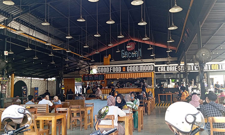 TERSANDUNG IZIN: Resto Mie Gacoan di Jalan Suroyo Kota Probolinggo yang perizinannya masih berpolemik.