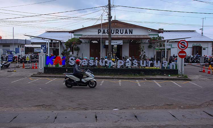 DITATA ULANG: Stasiun Pasuruan yang akses keluar-masuknya harus steril dari pedagang. (Mokhamad Zubaidillah/ Radar Bromo)