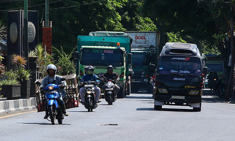 BAKAL DIREHAB: Jalan Ibu Kota Kabupaten Pasuruan Pasuruan di Bangil yang akan dibenahi. Tambal sulam yang dilakukan, hanya bertahan sementara.