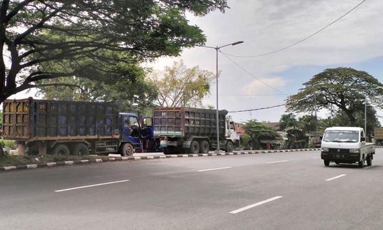 BANDEL: Deretan truk yang parkir di area Bundaran Apollo, Kecamatan Gempol. Meski sudah ditindak, masih saja ada yang nekat parkir di wilayah setempat.