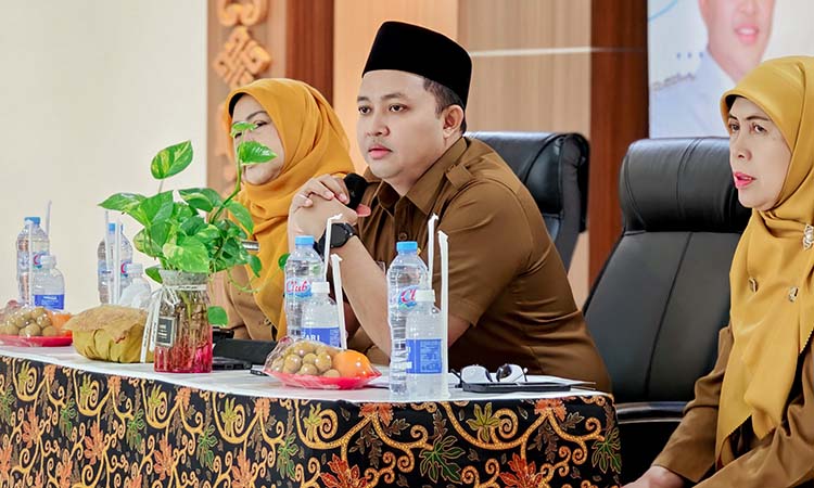 BERI PERHATIAN KHUSUS: ARAHAN: Bupati Pasuruan, HM Rusdi Sutejo saat memberi arahan kepada para kepala puskesmas se-Kabupaten Pasuruan.
