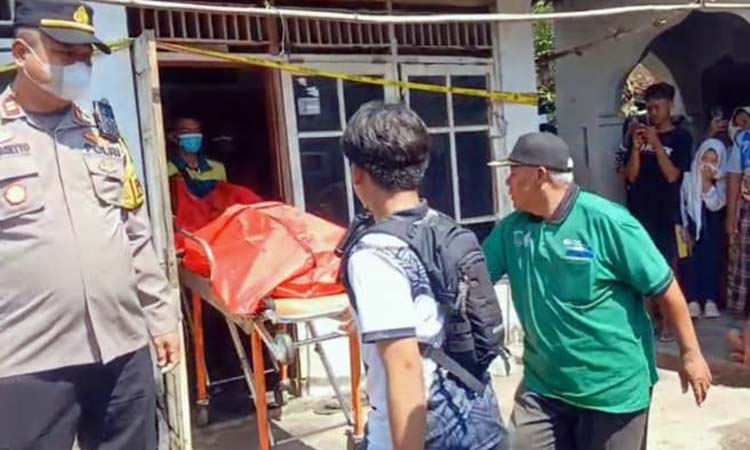BELUM TERIDENTIFIKASI: Petugas saat mengevakuasi jenazah Mrs X dari rumah Z di Kambingan, Grati, Kabupaten Pasuruan. (Istimewa)