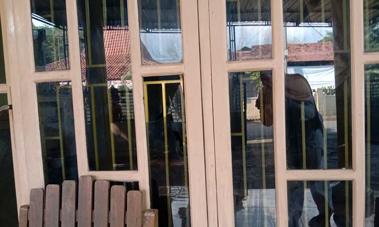 KACA PECAH:Kaca rumah milik Daryati, 52, warga Desa Randuputih, Dringu, Kabupaten Probolinggo, pecah usai dilempar barang diduga bondet, Minggu (8/6). (Inayah Maharani/ Radar Bromo)