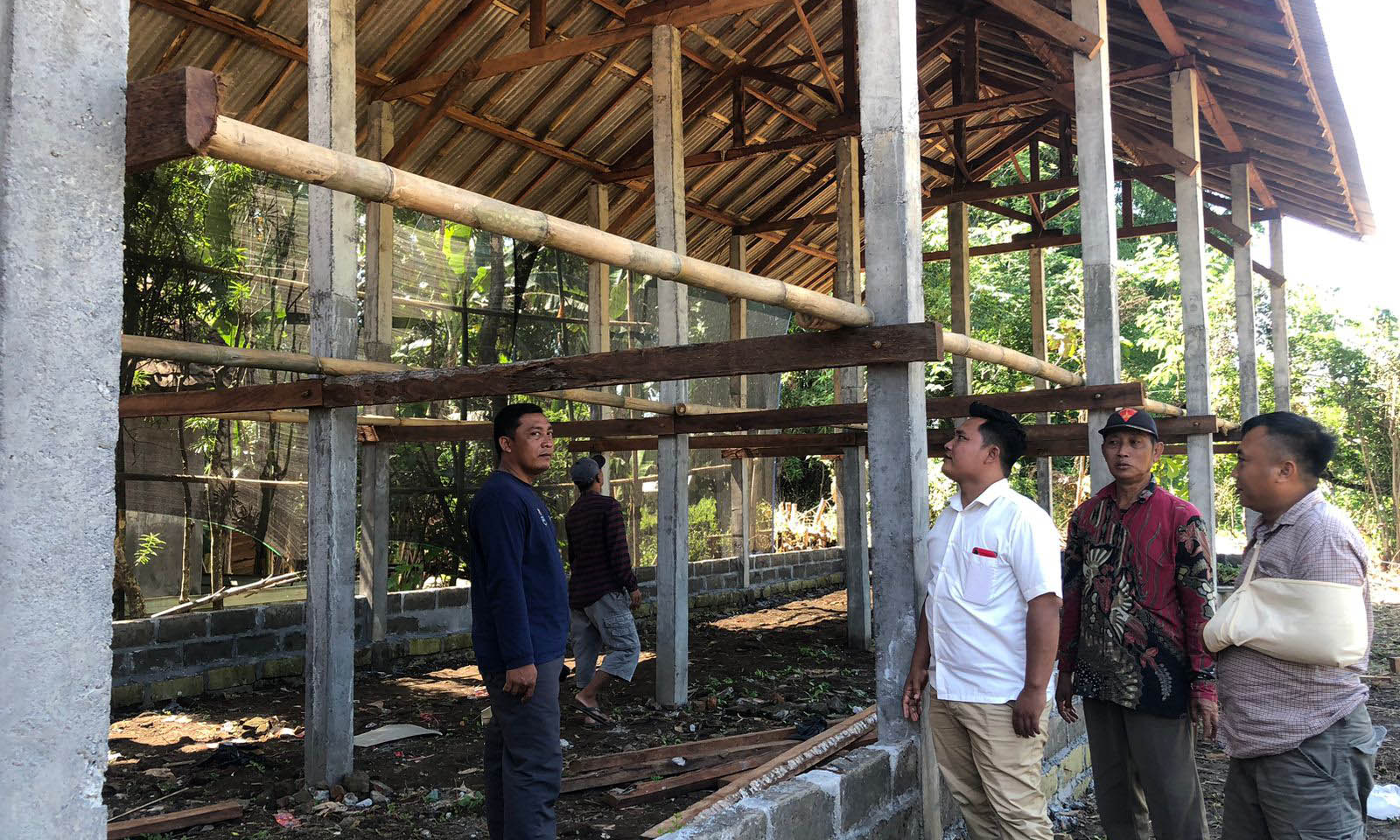 KOKOH: Perangkat Desa Tunggak Cerme saat melakukan pengecekan ke lokasi pembangunan kandang ayam petelur di Desa Tunggak Cerme, Kecamatan Wonomerto.