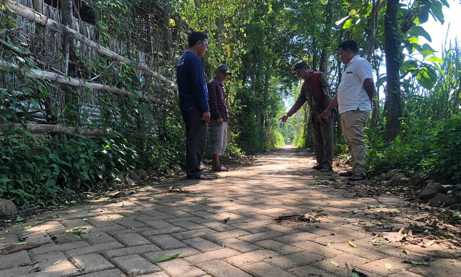 NYAMAN: Perangkat Desa Tunggak Cerme di lokasi pavingisasi jalan di Dusun Krajan, Desa Tunggak Cerme, Kecamatan Wonomerto.